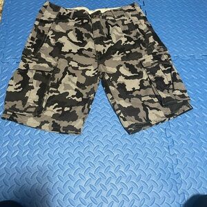 Levi’s Men’s Camo Cargo Shorts Waist 34 Gray Black Utility Style